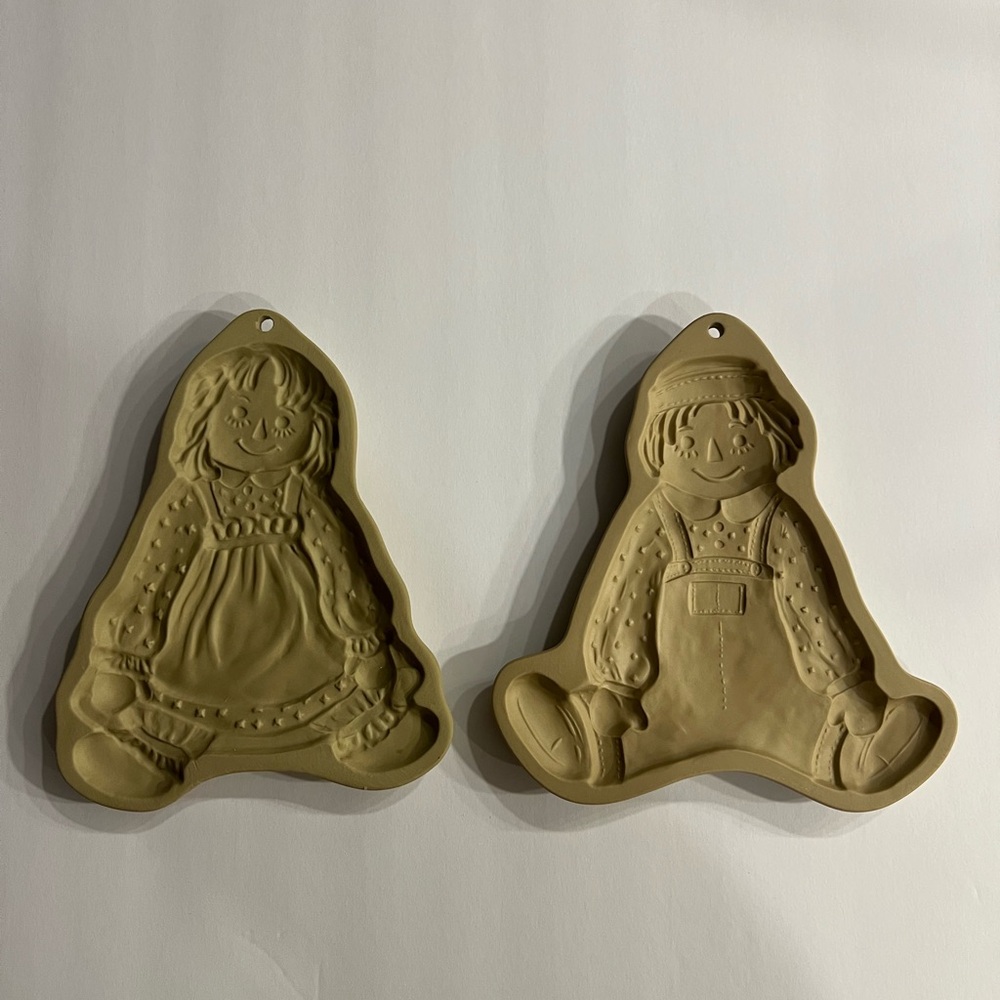 Vintage 1985/86 Set of 2 Brown Bag Cookie Art Raggedy Ann & Andy Stoneware Mold